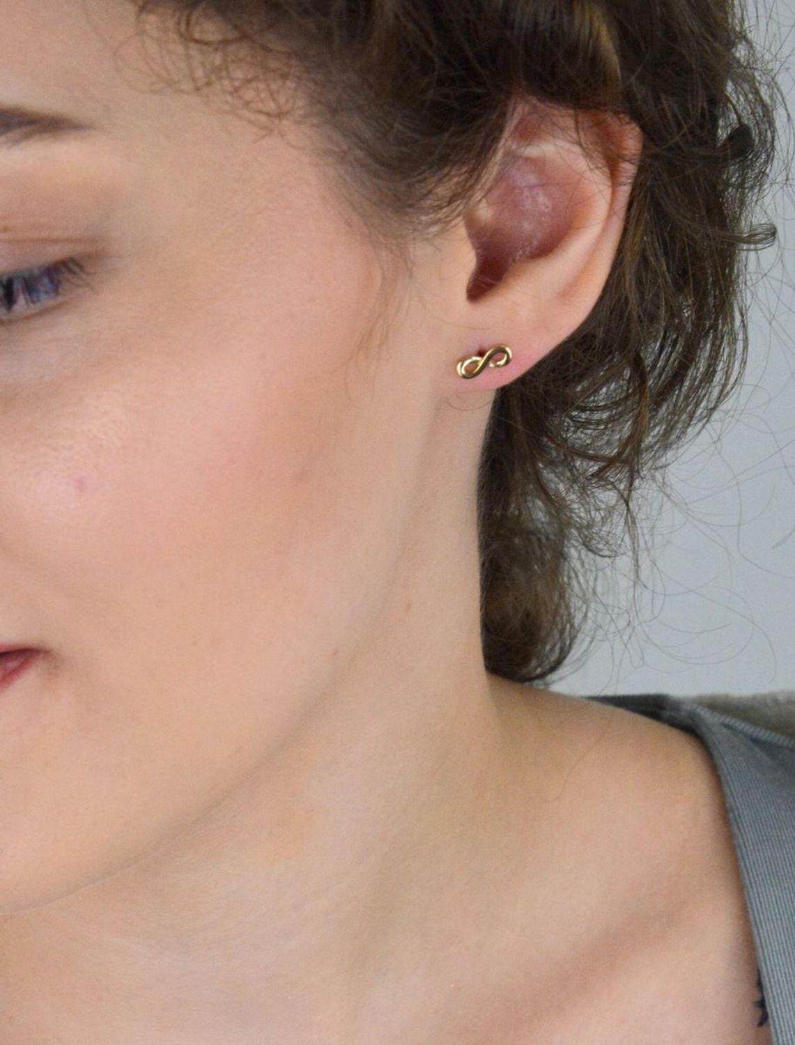 Złote kolczyki 585 nieskończoność ✅ Malutkie złote kolczyki celebrytki w kształcie nieskończoności, to niezwykle subtelna lecz wymowna biżuteria..jpg